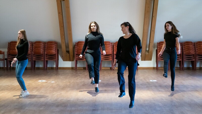 Daniela Scheyhing, Co-Choreographin des Tanzspiels, mit Bewerberinnen, die sich am vergangenen Freitag für die Rollen von Tanzpolinnen und tanzenden Edeldamen vorstellten.