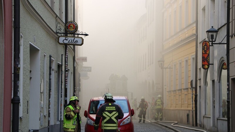 In der Steinergasse in Regensburg ist eine Hausfassade in Brand geraten.