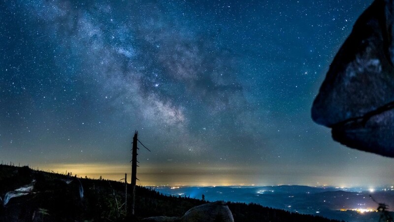 Die Milchstraße in einer sternenklaren Sommernacht über dem bayerischen Wald am Dreisesselberg. Bei der "Earth Night" geht es auch um das Erleben der dunklen Nacht als etwas Schönes. (Symbolbild)