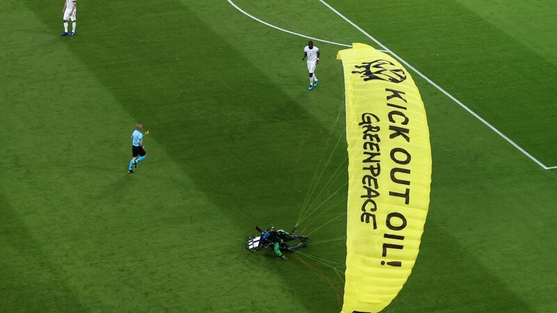 Ein Greenpeace-Aktivist landet vor dem EM-Auftaktspiel der deutschen Mannschaft gegen Frankreich auf dem Spielfeld. Nach Angaben der Polizei wurden bei der Aktion zwei Personen verletzt.