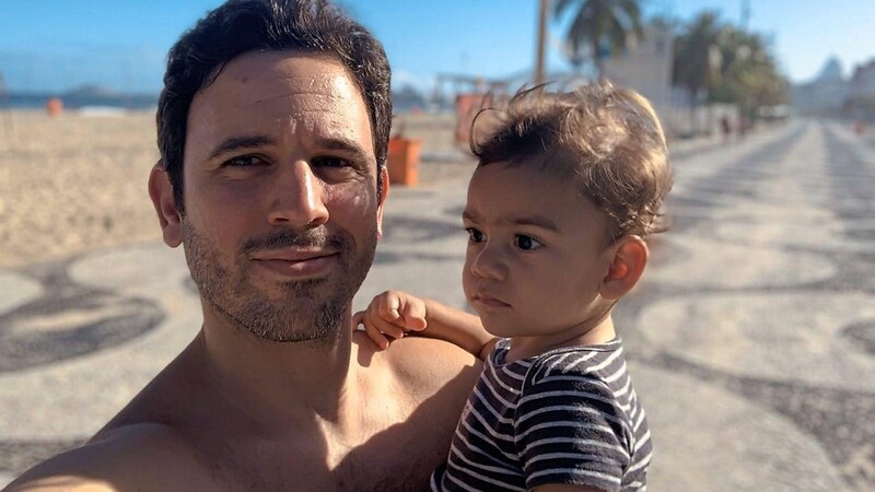 Bruno Breder mit seinem Sohn Daniel vor der menschenleern Copacabana.