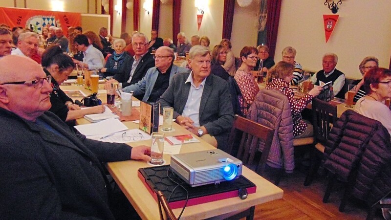 Volles Haus bei der Hauptversammlung. Vorne links sitzt Stadtrat Gerhard Krampfl (CSU), ihm gegenüber die Stadträte Reinhard Leuschner (FW), Georg Weiß (SPD und Reinhold Gems (SPD).