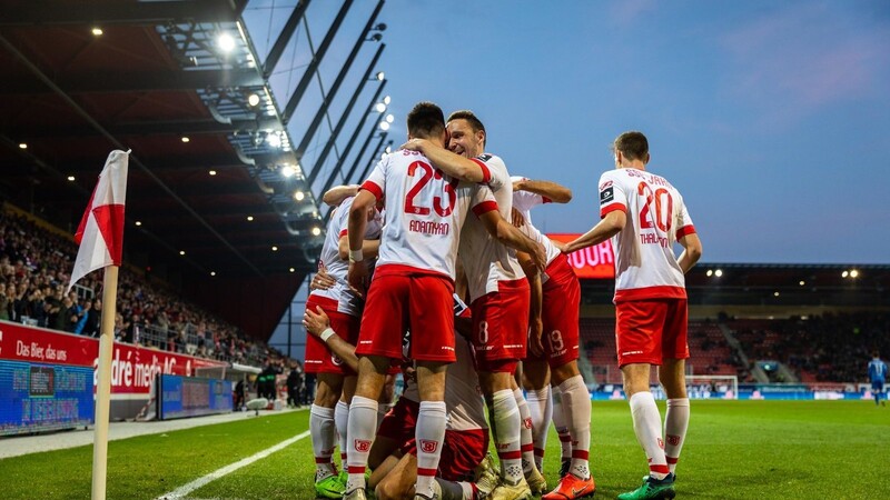 Der SSV Jahn hat allen Grund zu jubeln: Mit dem Heimsieg gegen den VfL Bochum wurde das Saisonziel Klassenerhalt vorzeitig erreicht.