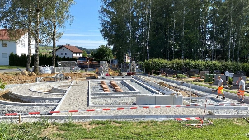 Die Neugestaltung des Friedhofes Weiding mit verschiedenen Urnengräbern nimmt Formen an. Fleißig werkeln die Mitarbeiter des Bauhofes, um das Gesamtprojekt bis zum Herbst abzuschließen.