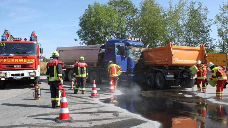 Große Mengen Öl liefen beim Zusammenstoß zweier Lastwagen aus. Verletzt wurde niemand.