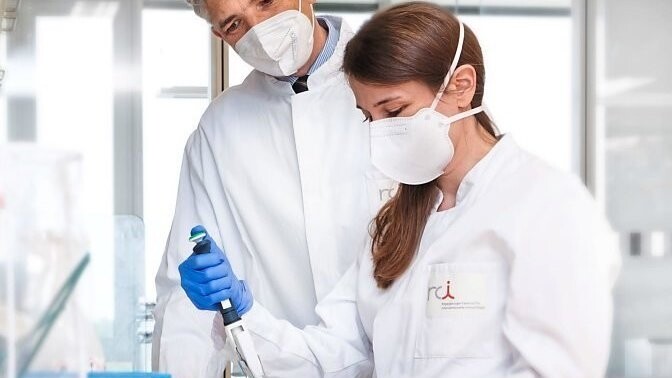 RCI-Professor Philipp Beckhove und Wissenschaftlerin Dragana Slavkovic Lukic im Labor.