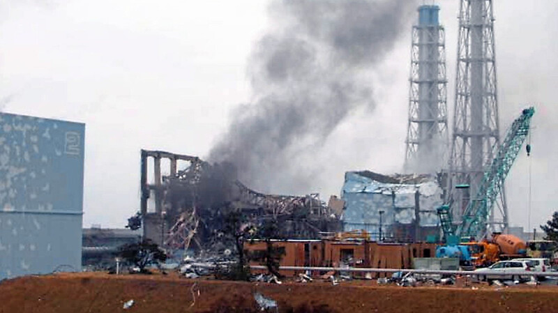 Schwarzer Rauch steigt über dem japanischen Kernkraftwerk Fukushima Daiichi (Archivfoto) auf. Am 11. März 2011 verursachten ein Erdbeben und ein Tsunami einen Super-GAU.