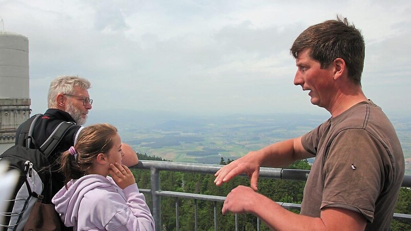 Michael Schreiner kann seinen Besuchern viele Details zu Bauweise und Funktion des Turms erzählen. Der Neukirchener hat vor 15 Jahren das Areal am Gipfel gekauft.
