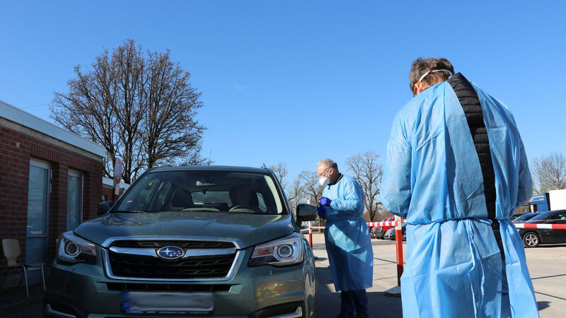 Ärzte testen Corona-Verdachtsfälle beim "Drive-in" auf der Grieserwiese in Landshut.
