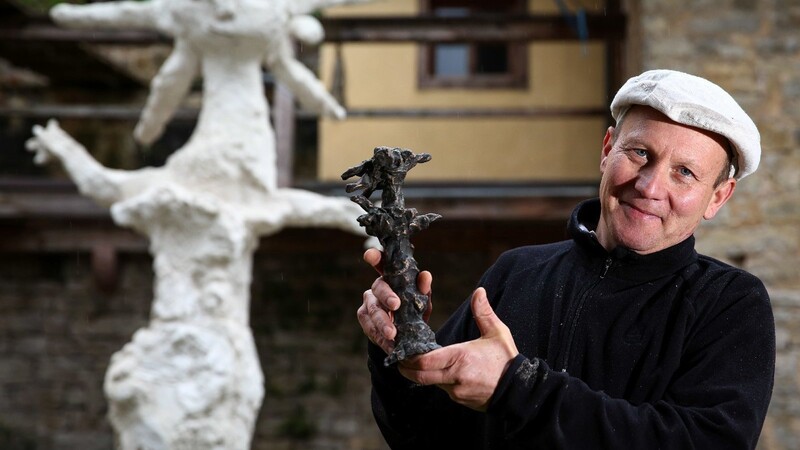 Bildhauer Peter Wittstadt und seine Schneewittchen-Figur. Die drei Meter hohe Skulptur soll nun in Bronze gegossen und dann aufgestellt werden.