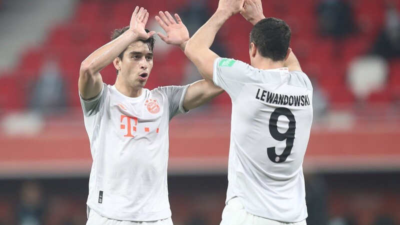 Marc Roca (links) und Robert Lewandowski (rechts) bejubeln den Treffer des Polen zum zwischenzeitlichen 1:0 für die Bayern.