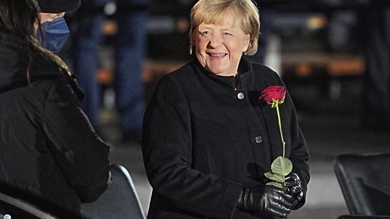 Auch eine echte Rose gibt es beim Großen Zapfenstreich für Kanzlerin Angela Merkel.