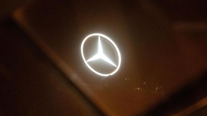 Wegen eines Mangels in der Stromschiene, der zu Bränden führen kann, ruft Mercedes Benz weltweit etwa 300.000 Autos in die Werkstätten. (Symbolbild)