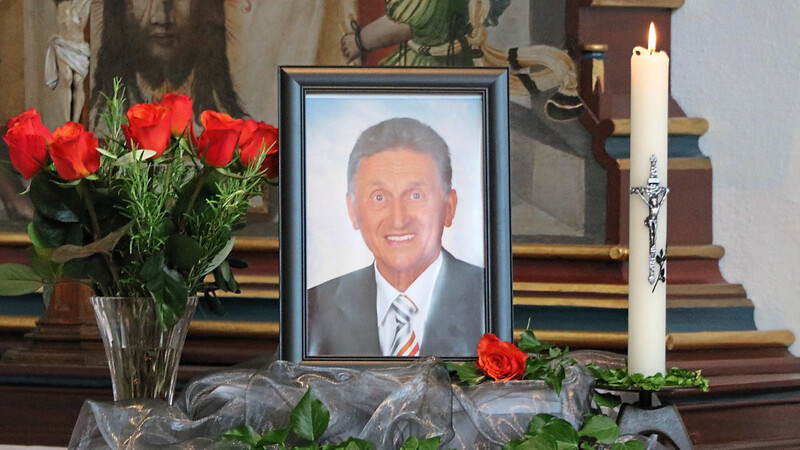 Ein Porträt auf dem Seitenaltar erinnerte während des Requiems an den ehemaligen Landrat (1991 bis 2002) und Essenbacher Bürgermeister (1971 bis 1991).