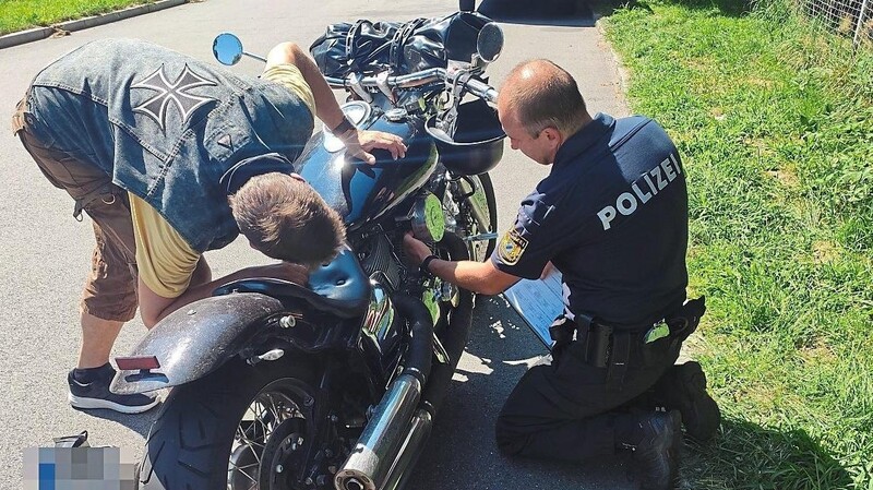 Ein Beamter der Kontrollgruppe Motorrad kontrolliert einen Biker.