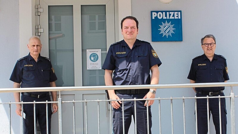 Christian Hiergeist (Mitte) folgt auf Georg Bayerl (rechts), der in den Ruhestand wechselt. Polizeichef Alfons Windmaißer gratuliert.