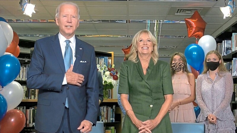 Joe Biden, US-Präsidentschaftskandidat der Demokraten, und seine Frau Jill Biden nach seiner Nominierung. Der 77-Jährige erhielt bei dem weitgehend virtuell veranstalteten Parteitag wie erwartet die dafür erforderliche Zahl an Delegiertenstimmen.