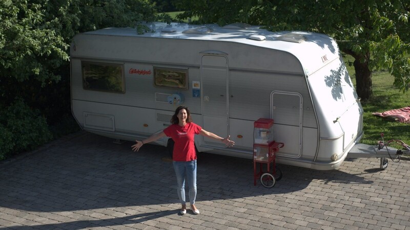 Hat ihrem Glück auf die Sprünge geholfen: Christine Resch vor ihrem Camper-Café Glückskindl