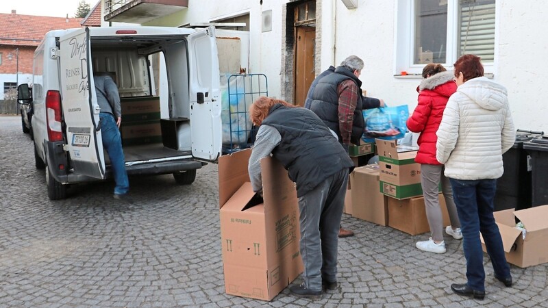 Die ersten Kartons werden bereits vorbereitet und in den Lieferwagen verladen, mit dem Reiner Dietl am Freitag in Richtung polnisch-ukrainische Grenze aufgebrochen ist.