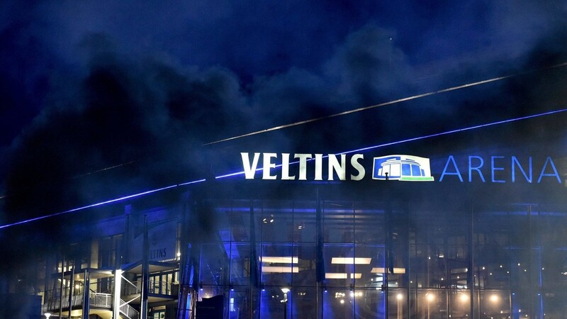 Eine von Fans gezündete Rauchbombe lässt den Eingang West der Veltins Arena im März nach dem Unentschieden gegen Mainz hinter blauem Rauch verschwinden. Nach dem vierten Abstieg von Schalke 04 aus der Fußball-Bundesliga hat sich vor dem Schalker Stadion die Wut der Fans entladen.