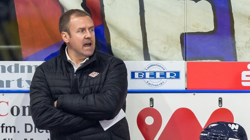 John Sicinski, der Trainer von Eishockey-Zweitligist Deggendorfer SC, musste mit seinem Team ein Null-Punkte-Wochenende hinnehmen.