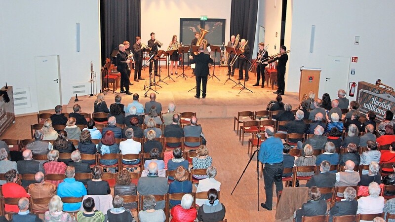 Die eigens für das Benefizkonzert gegründete Formation "Hallertau Brass" legte bei ihrem Auftritt in der Mainburger Stadthalle eine glänzende Premiere hin.