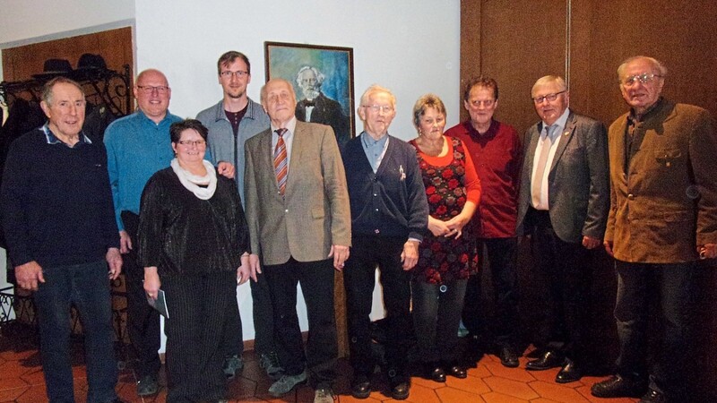 Ehrengäste und Vorstandsmitglieder halfen mit, den 100. Todestag Waldschmidts zu planen.