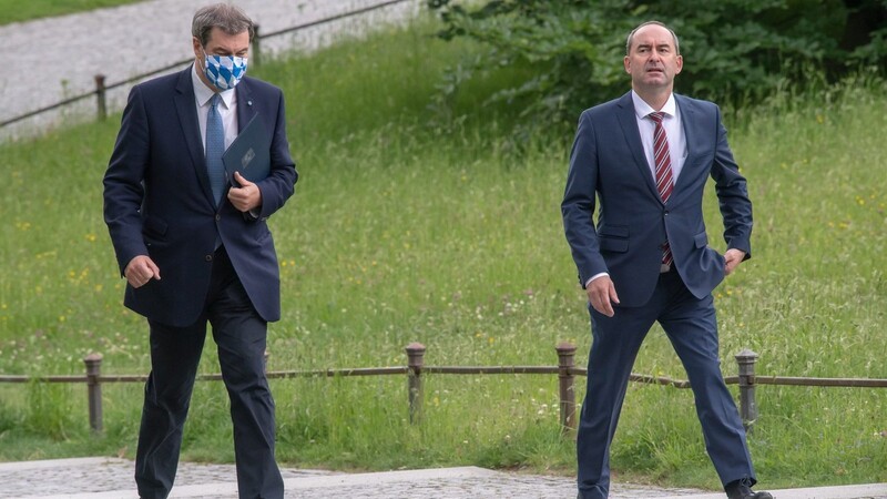Söder mit Rauten-Maske und Stellvertreter Aiwanger (Freie Wähler).