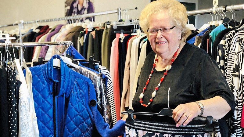 Christa Vogel inmitten ihrer Modewelt: Wer den Laden an der Herrenstraße betritt, findet eine topaktuelle Auswahl für Damen ab 40, 50 Jahren vor.