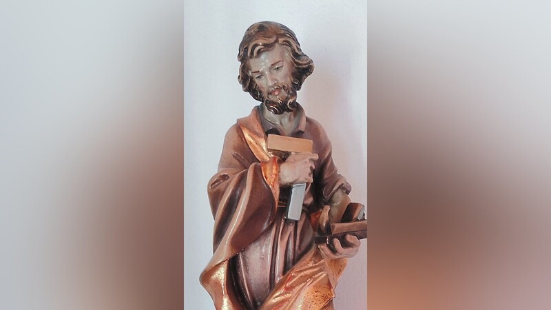 Diese Statue des heiligen Josef, dargestellt als Zimmermann, befindet sich im Landkreis Landshut im Privatbesitz und stammt aus Sankt Ullrich im Grödnertal.