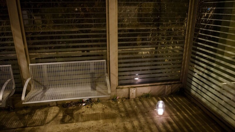 Eine einsame Kerze Für die Opfer steht in einem Wartehäuschen auf dem Bahnsteig des Bahnhof von Brokstedt.
