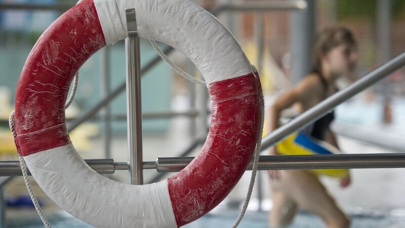 Ein elfjähriges Mädchen musste am Montagabend in einem Schwimmbad in Freising vom Bademeister wiederbelebt werden. (Symbolbild)