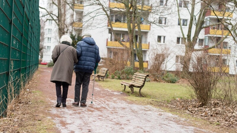 Mehr als drei Viertel der Frauen und fast 43 Prozent aller Männer, die 2021 in Bayern in Rente gingen, erhalten eine gesetzliche Altersrente unterhalb der Armutsgefährdungsschwelle von derzeit 1.236 Euro im Monat.