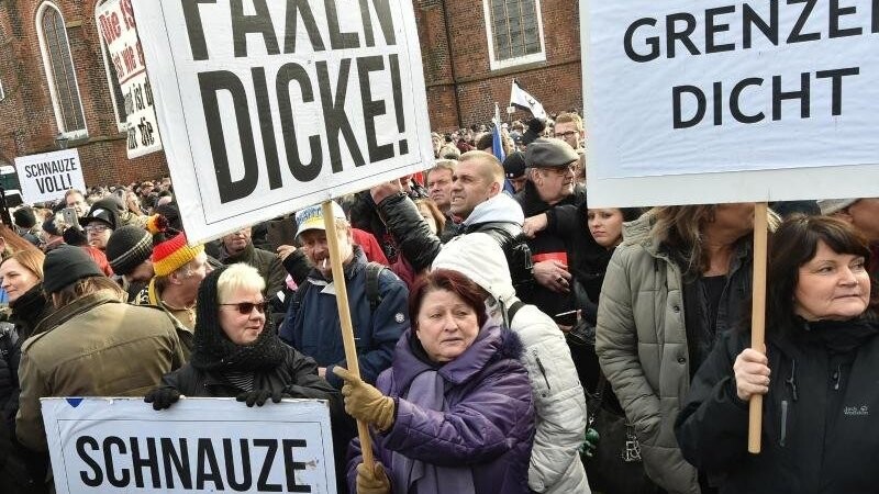 "Grenzen dicht", "Schnauze voll" und "Faxen dicke": Menschen in Deutschland demonstrieren gegen die Aufnahme von Flüchtlingen.