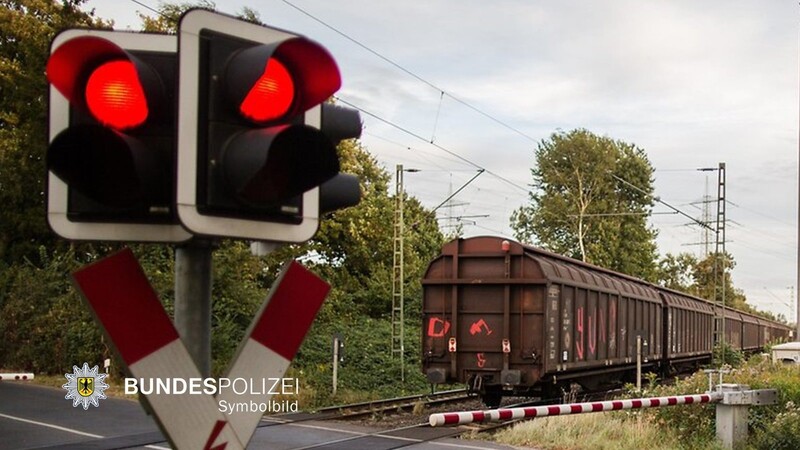 Am Freitag in der Früh musste ein Güterzug in München-Daglfing eine Vollbremsung einleiten, weil eine Betrunkene auf dem Gleis saß. (Symbolbild)