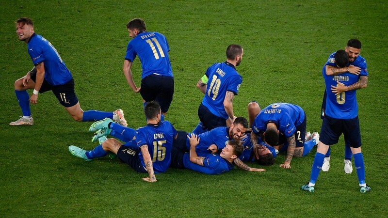 Die Italiener freuen sich ungemein über den Treffer zum zwischenzeitlichen 2:0 gegen die Schweiz. Und auch sonst ist die Stimmung bei den "Azzurri" prächtig. "Eine solche Freude hat man in der Mannschaft lange nicht gespürt", sagt Italiens Leonardo Bonucci.