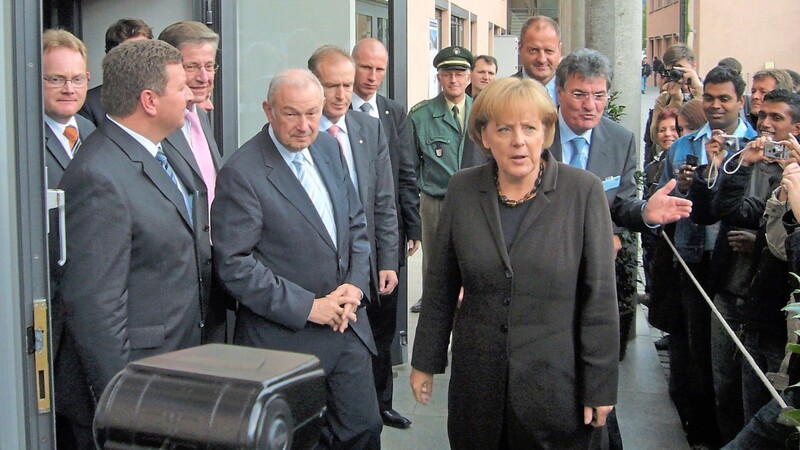 Bundeskanzlerin Angela Merkel war bereits mehrmals in Deggendorf zu Gast, wie hier am 6. Oktober 2008 an der Hochschule. Mit dabei waren Landrat Bernreiter (2. v. l.), der damalige Ministerpräsident Günther Beckstein (5. v. l.) sowie der damalige Hochschul-Präsident Prof. Dr. Reinhard Höpfl (rechts hinter der Kanzlerin).