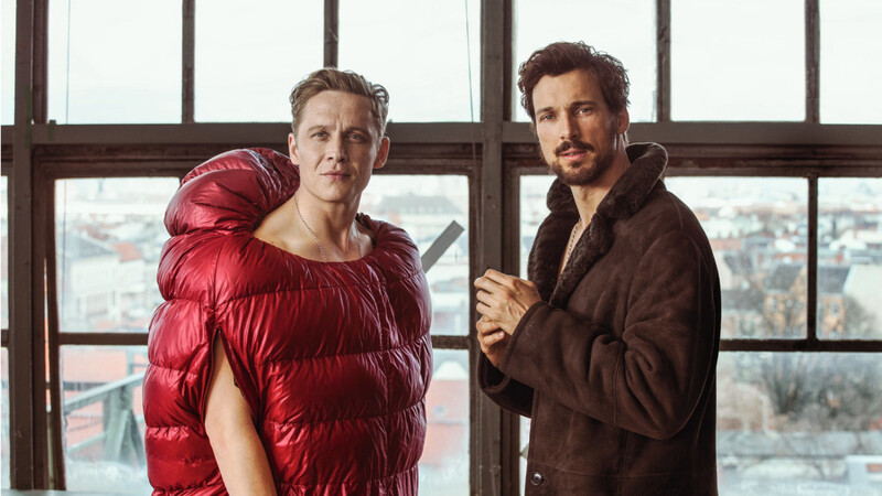 100 Dinge - aber was nehmen wir zuerst? Toni (Matthias Schweighöfer, l.) den Schlafsack, Paul (Florian David Fitz) greift zum Mantel.