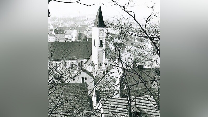 Dieses Bild aus dem Jahr 1959 zeigt die Stadtpfarrkirche nach ihrem Umbau vom Salvatorberg aus.