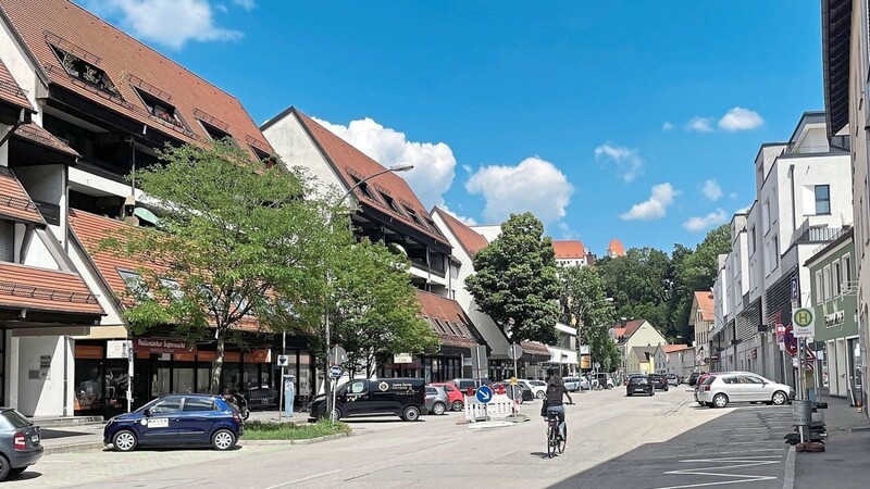 Wenige belegte Parkplätze, leere Geschäfte und Absperrungen prägen das Bild in der Inneren Münchener Straße seit Monaten.