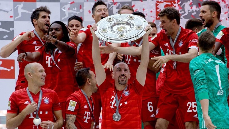 Franck Ribéry (M.) feierte am Samstag seine neunte Deutsche Meisterschaft.