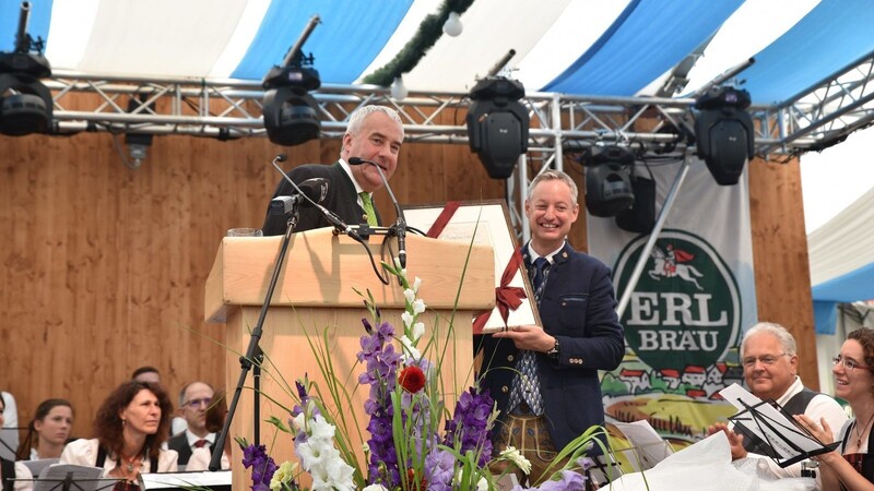 Am Samstagvormittag wurde das Gäubodenvolksfest von Kultusminister Dr. Ludwig Spaenle offiziell eröffnet.
