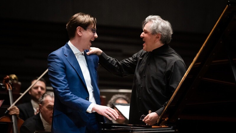 Das perfekte Duo: Antonio Pappano (rechts) mit dem Pianisten Víkingur Ólafsson in der Isarphilharmonie.