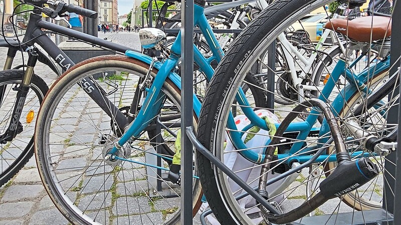 Die Polizei rät, sein Rad an Vorrichtungen wie Fahrradständern zu sichern. Dabei sollte der Rahmen zur Sicherung verwendet werden, damit Diebe das Rad weder wegtragen noch Reifen abmontieren können.