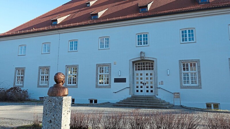 Die Städtische Musikschule (mit der Büste von Gründerin Hildegard Baier im Vordergrund) befindet sich heute im ehemaligen Offizierskasino.
