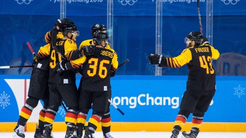 Überraschung: Die deutsche Eishockey-Nationalmannschaft jubelt über den Einzug in das Olympia-Halbfinale.
