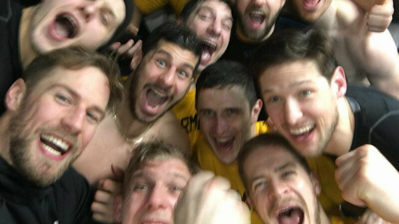 In der Kabine ist die Hölle los - die deutsche Eishockeymannschaft nach dem gewonnenen Viertelfinale bei Olympia 2018.