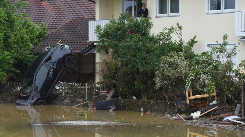 Am Tag nach der großen Flut betrachtete ein Anwohner den Schaden vor seinem Haus in Simbach.