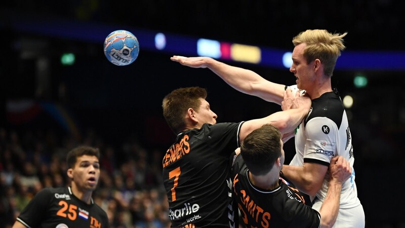 AN DIE SCHMERZGRENZE GEHEN müssen die deutschen Handballer mit Martin Michalczik (r.) in ihrem zweiten EM-Spiel gegen den Titelverteidiger Spanien.