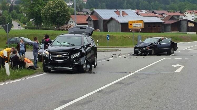 Traurige Bilanz: Fünf Menschen wurden bei dem Unfall nahe Böbrach verletzt. (Foto: Manuela Lang)